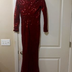 Hey, ladies hey! I am selling a sequins burgundy gown.
